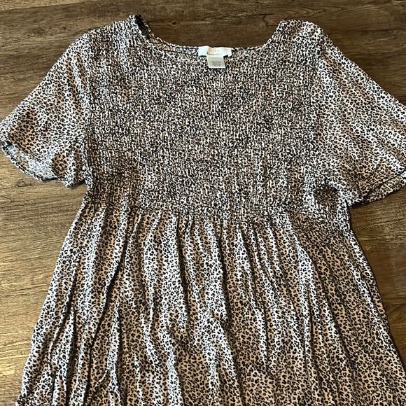 runs small - Picture 1 of 1